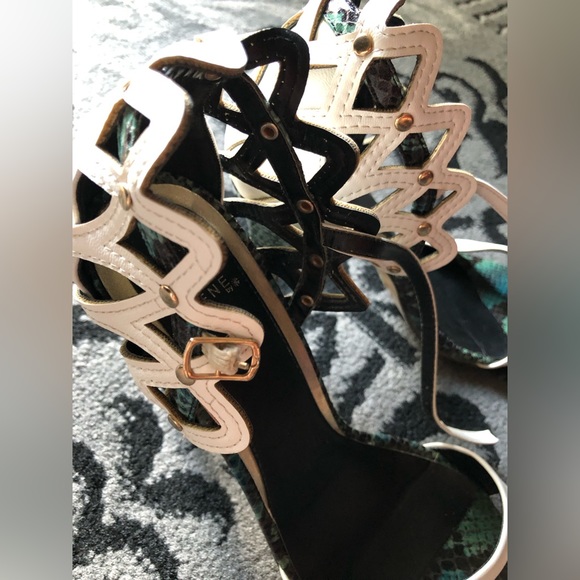 Shoedazzle scene white and green 8.5 US casual 3 inch strap heels - Picture 5 of 6